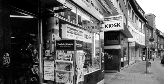 Straßenansicht mit Zeitungskiosk